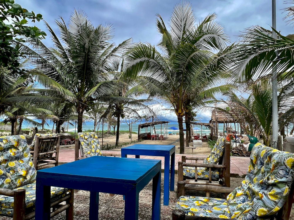 Seaside view restaurants are ideal spots to enjoy fresh seafood 